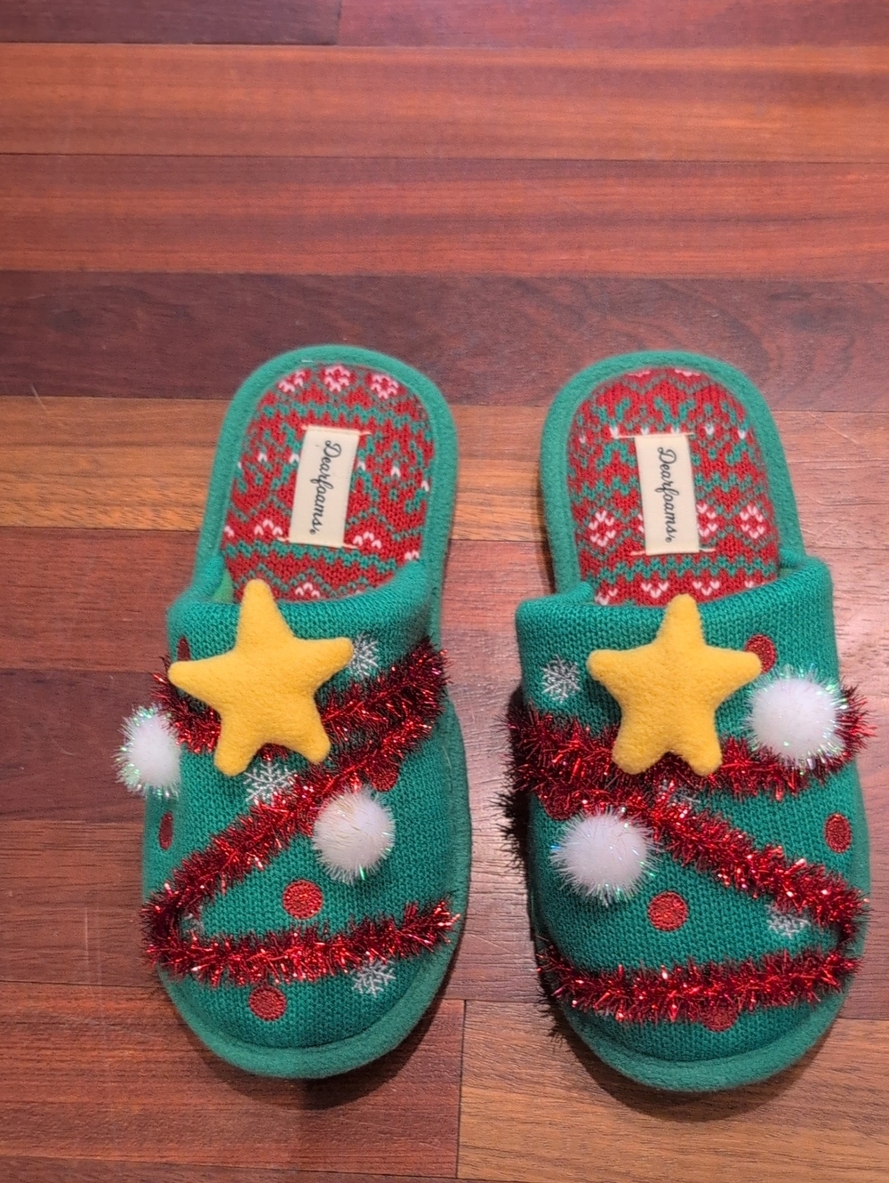 NWT Green Christmas Tree Slippers with Yellow Star Dearfoams
